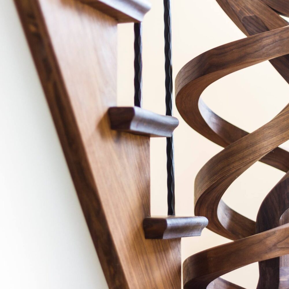Klassieke trap, kunstzinnige trap, houtsoort notelaar, behandeld met Rubio Monocoat