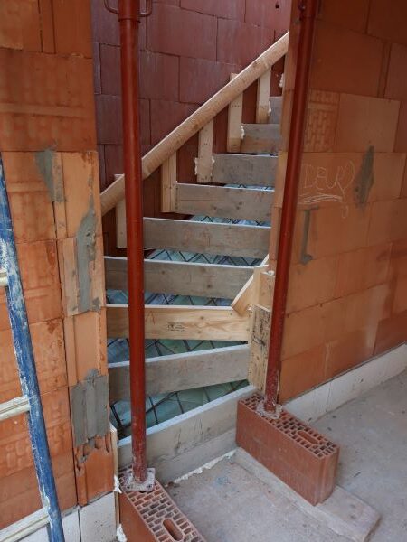 Voorbeeld van het bekisten van een betonnen trap