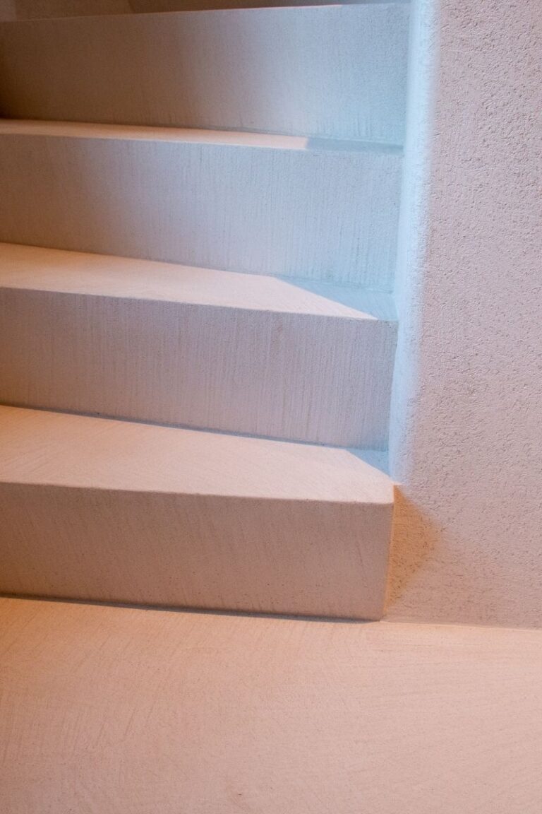 betonnen trap met blokleuning