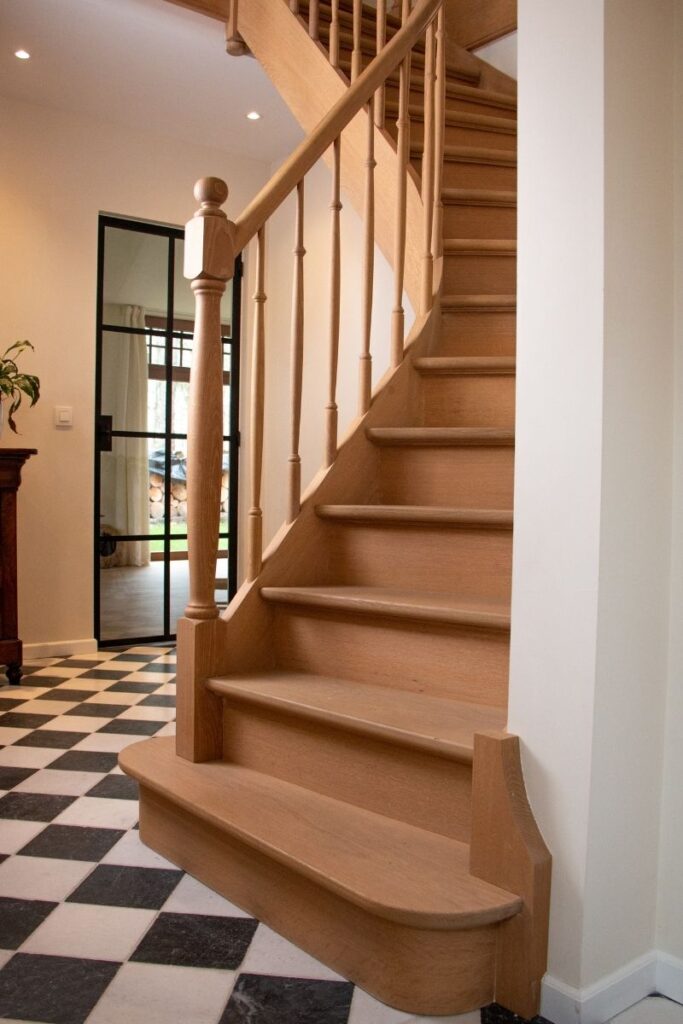 trap model serenity,inkom,eerste indruk,houten trap,houten balusters,trappaal,landelijk,tijdloos,bloktrede