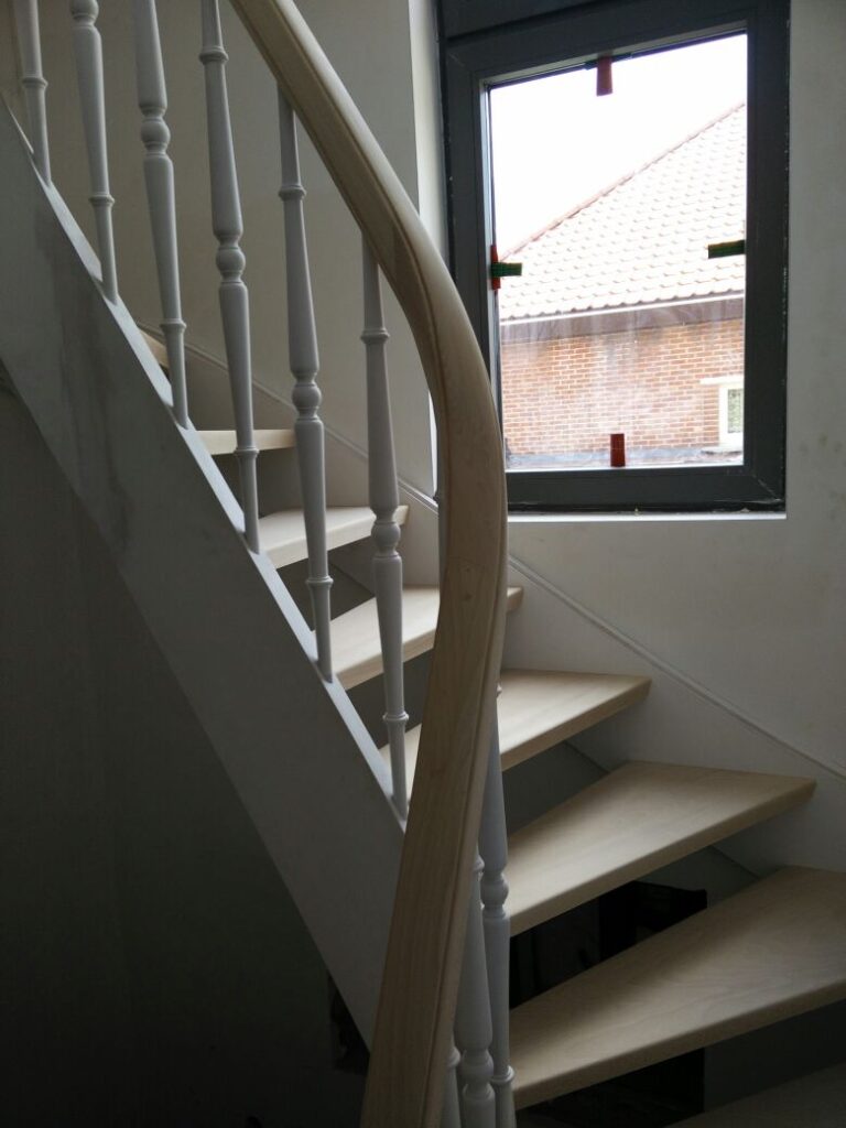 traprenovatie,renovatie trap, herstellen, nieuwe trap, aansluiting aan bestaande trap, leuning, courbe