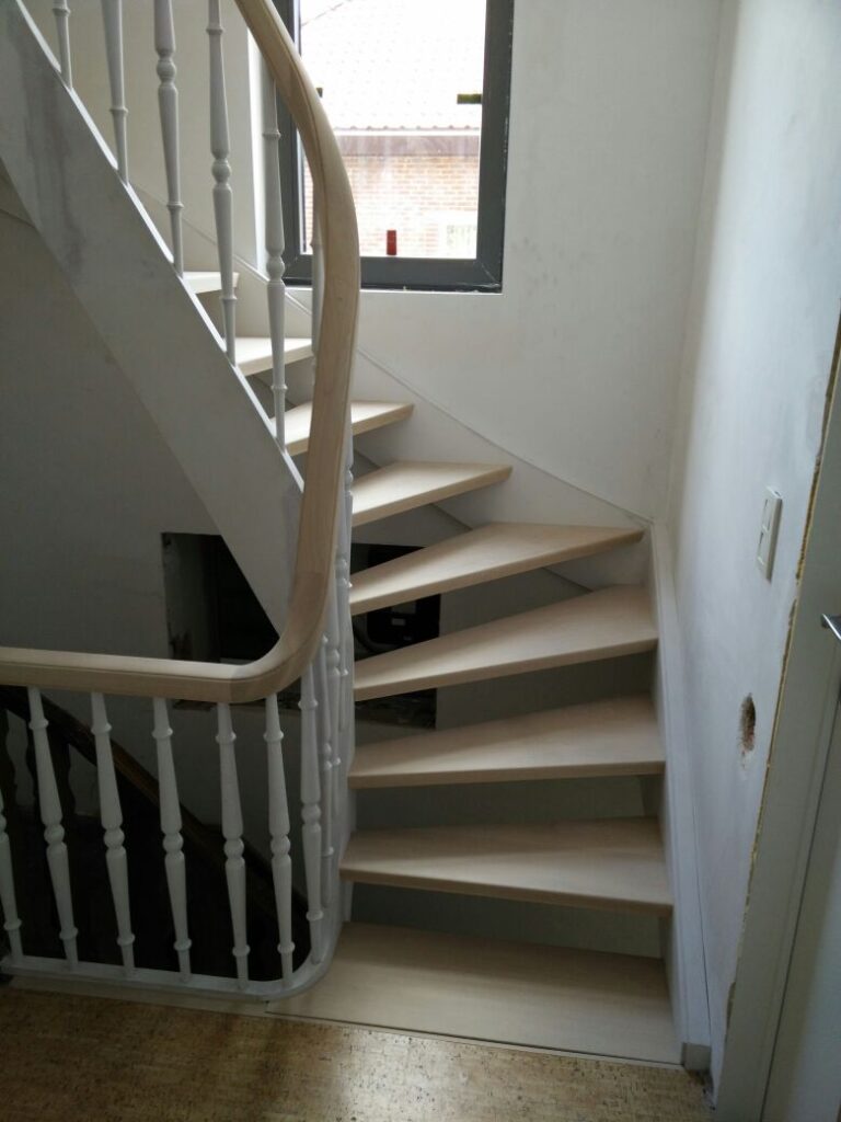 traprenovatie,renovatie trap, herstellen, nieuwe trap, aansluiting aan bestaande trap, leuning, courbe