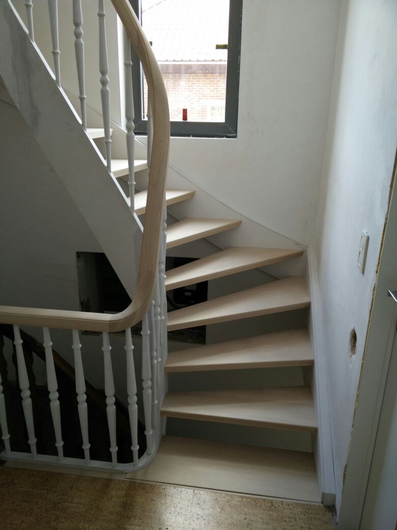 renovatie trap, nieuwe trap, aansluiting aan bestaande trap, leuning, courbe