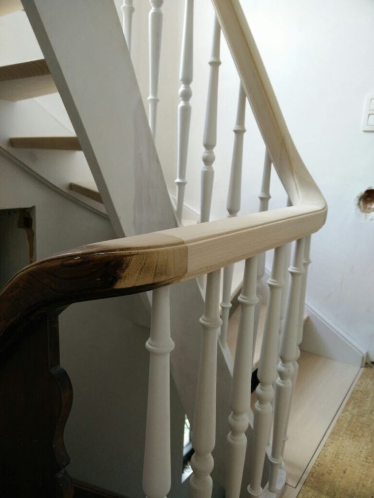 traprenovatie,renovatie houten trap, herstellen, nieuwe trap, aansluiting aan bestaande trap, leuning, courbe
