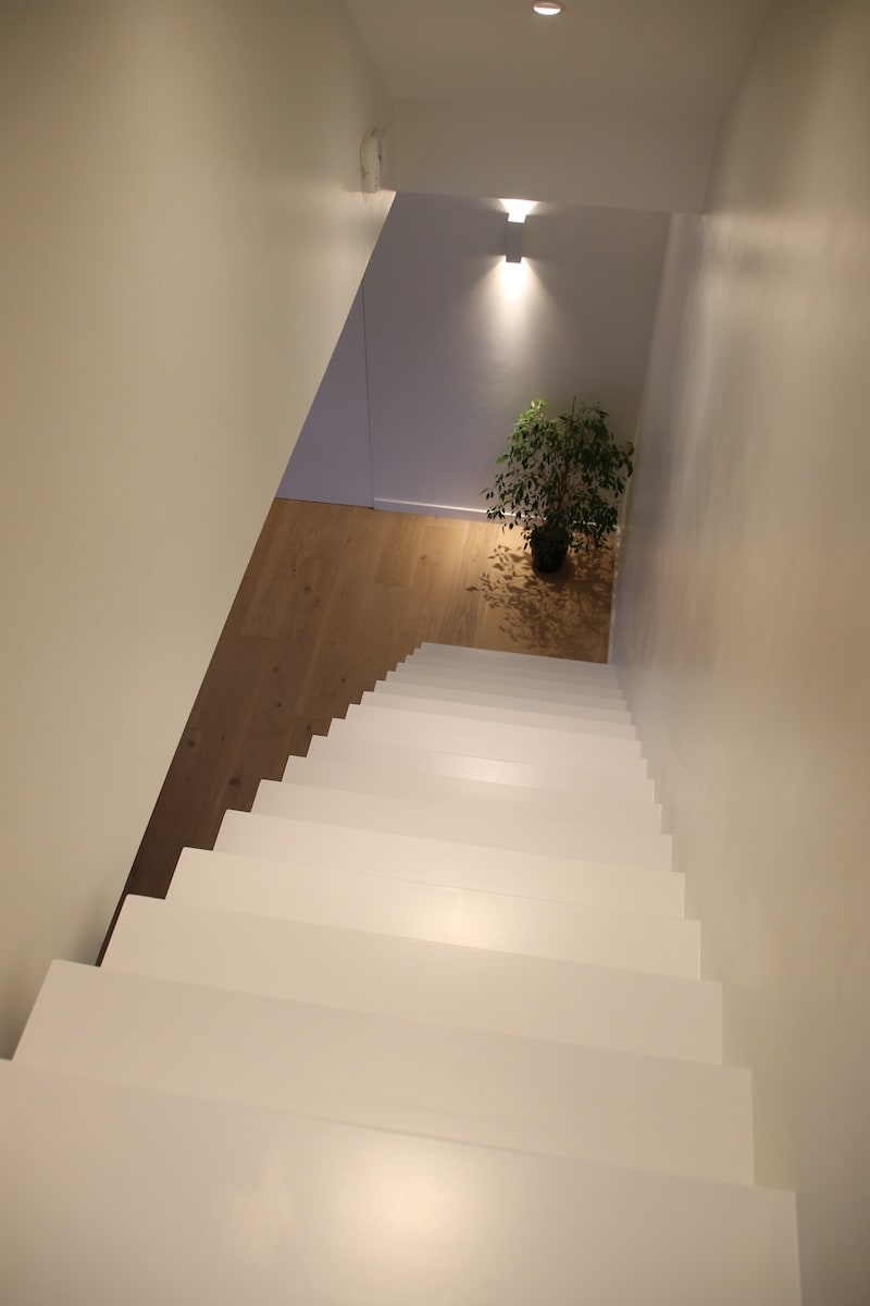 z-trap,trap in z-vorm,zelfdragende trap,trappenmaker,moderne trap,design trap,strak,wit