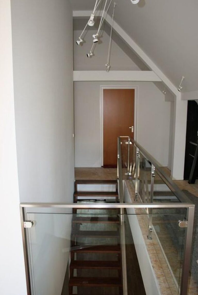 moderne trap,rustieke trap,trap op keepbomen,metalen balustrade,metalen leuning,glas,donkerbruin hout,nerf zichtbaar,Voorstonden,Nederland