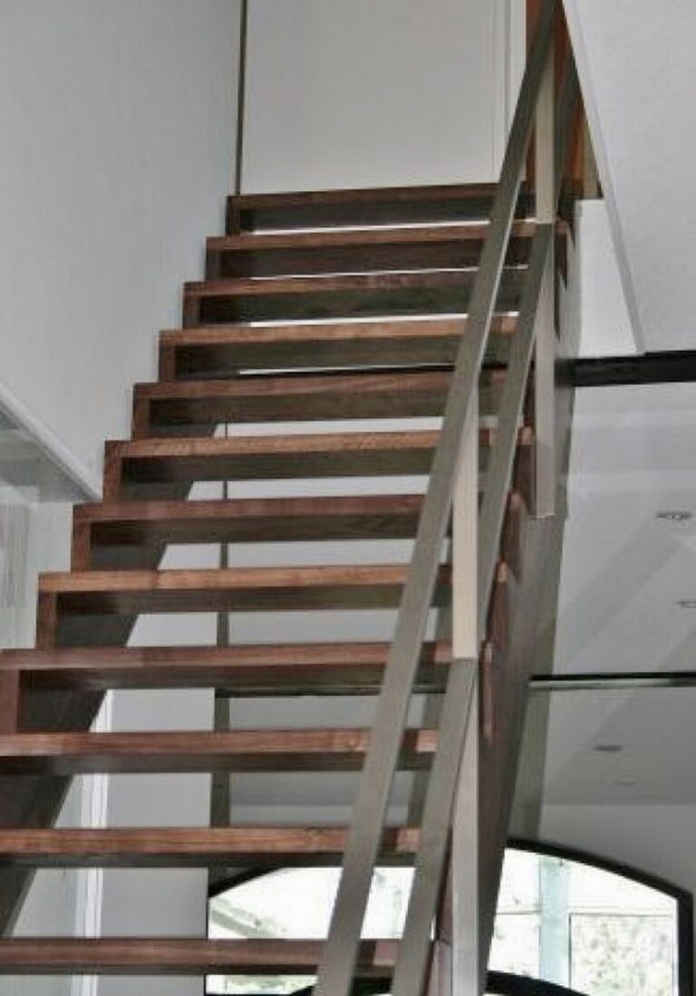 moderne trap,rustieke trap,trap op keepbomen,metalen balustrade,metalen leuning,glas,donkerbruin hout,nerf zichtbaar,Voorstonden,Nederland