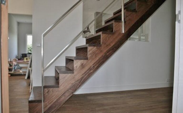 moderne trap,rustieke trap,trap op keepbomen,metalen balustrade,metalen leuning,glas,donkerbruin hout,nerf zichtbaar,Voorstonden,Nederland