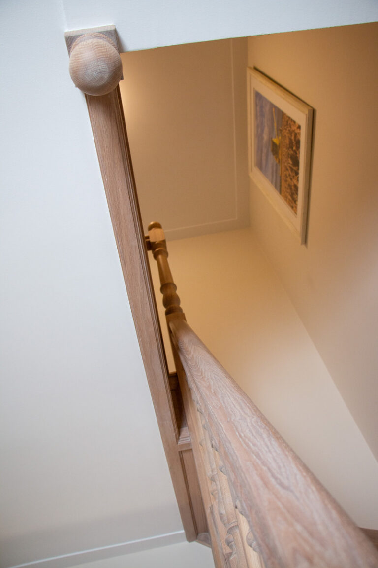 klassieke trap,houten trap,landelijk,ambachtelijk,op maat,deur in trap,zijde tegen de muur,meerdere verdiepingen,Klundert,Nederland