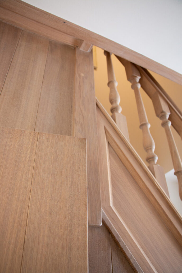 klassieke trap,houten trap,landelijk,ambachtelijk,op maat,deur in trap,zijde tegen de muur,meerdere verdiepingen,Klundert,Nederland