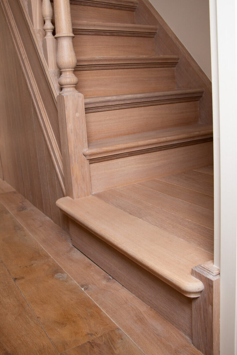 klassieke trap,houten trap,landelijk,ambachtelijk,op maat,deur in trap,zijde tegen de muur,meerdere verdiepingen,Klundert,Nederland