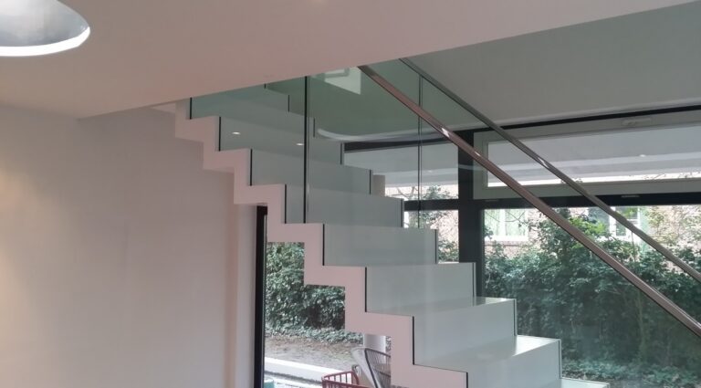 witte trap,moderne trap,zelfdragende trap,glazen balustrade,L-vorm,blokvorm,glazen wand,modern interieur