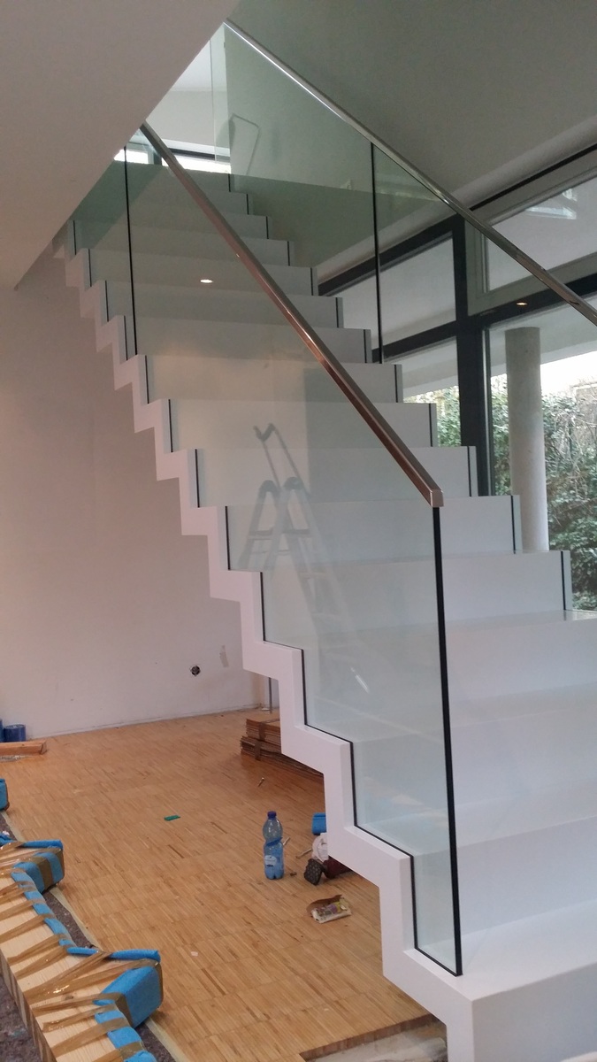 witte trap,moderne trap,zelfdragende trap,glazen balustrade,L-vorm,blokvorm,glazen wand,modern interieur