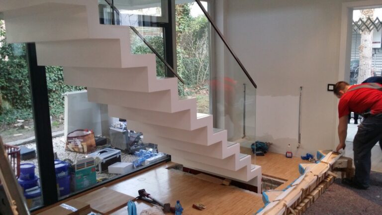 witte trap,moderne trap,zelfdragende trap,glazen balustrade,L-vorm,blokvorm,glazen wand,modern interieur