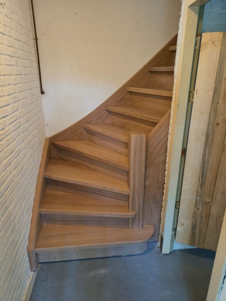 bordestrap,scheluwe trap,houten trap op maat,hoofdtrappaal,sierelement,versiering,Essen