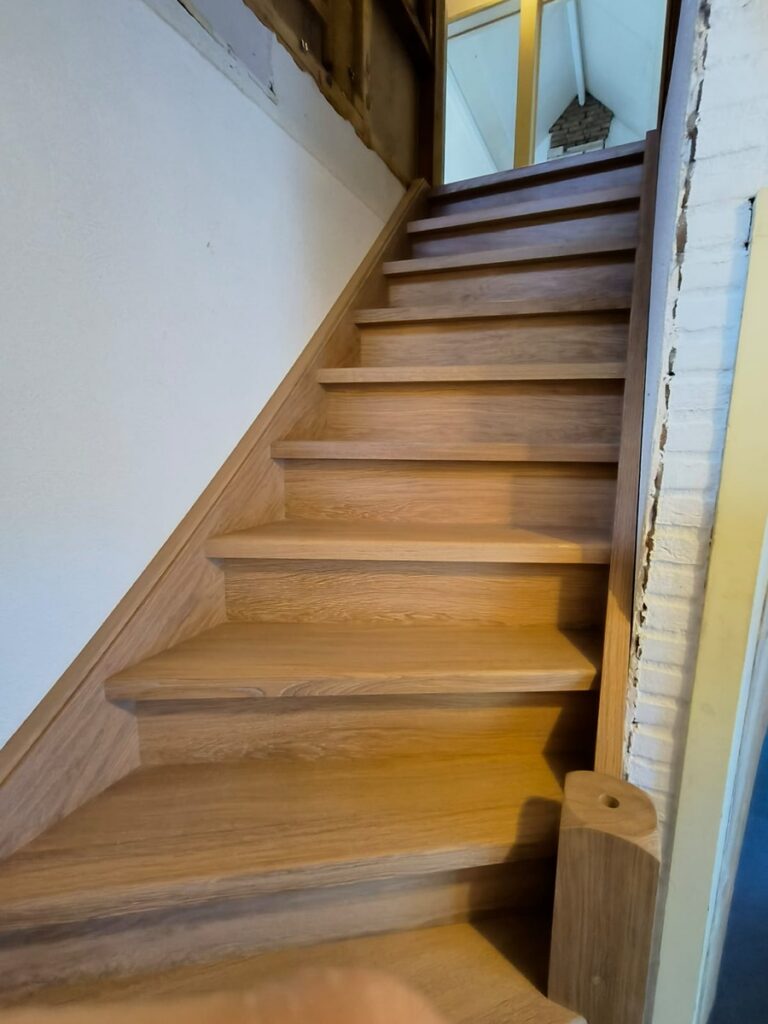 bordestrap,scheluwe trap,houten trap op maat,hoofdtrappaal,sierelement,versiering,Essen