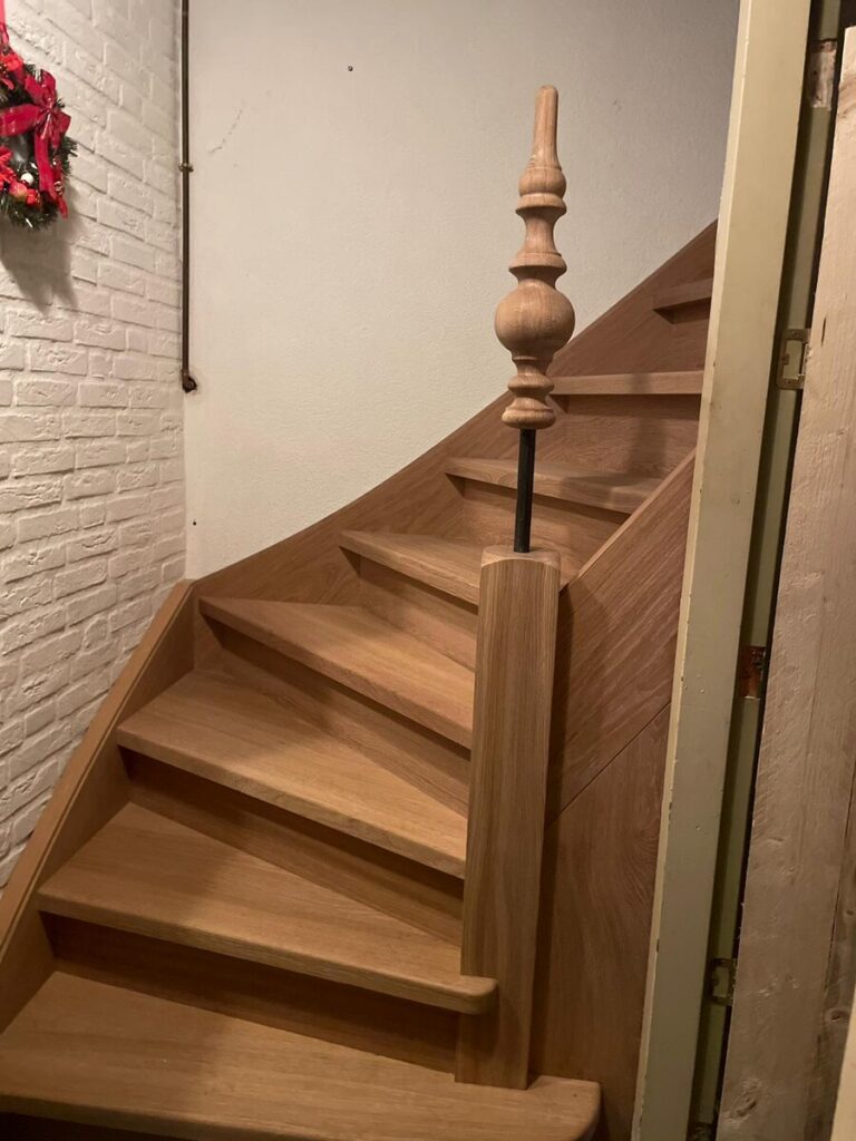 bordestrap,scheluwe trap,houten trap op maat,hoofdtrappaal,sierelement,versiering,Essen