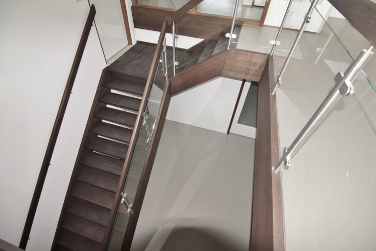 designtrap,houten trap,glazen wand,glazen balustrade,meerdere verdiepingen,zonnemaire,schouwen-duiveland,zeeland,nederland