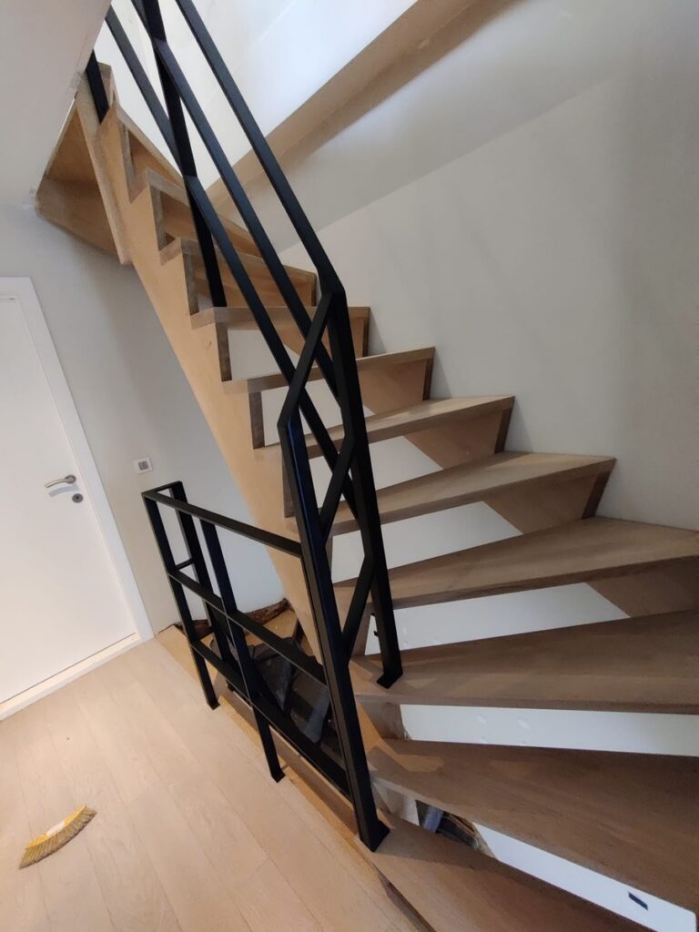 houten trap,open trap,z-trap,z-vorm,op keepbomen,metalen balustrade,zwart gepoedercoat,schoten