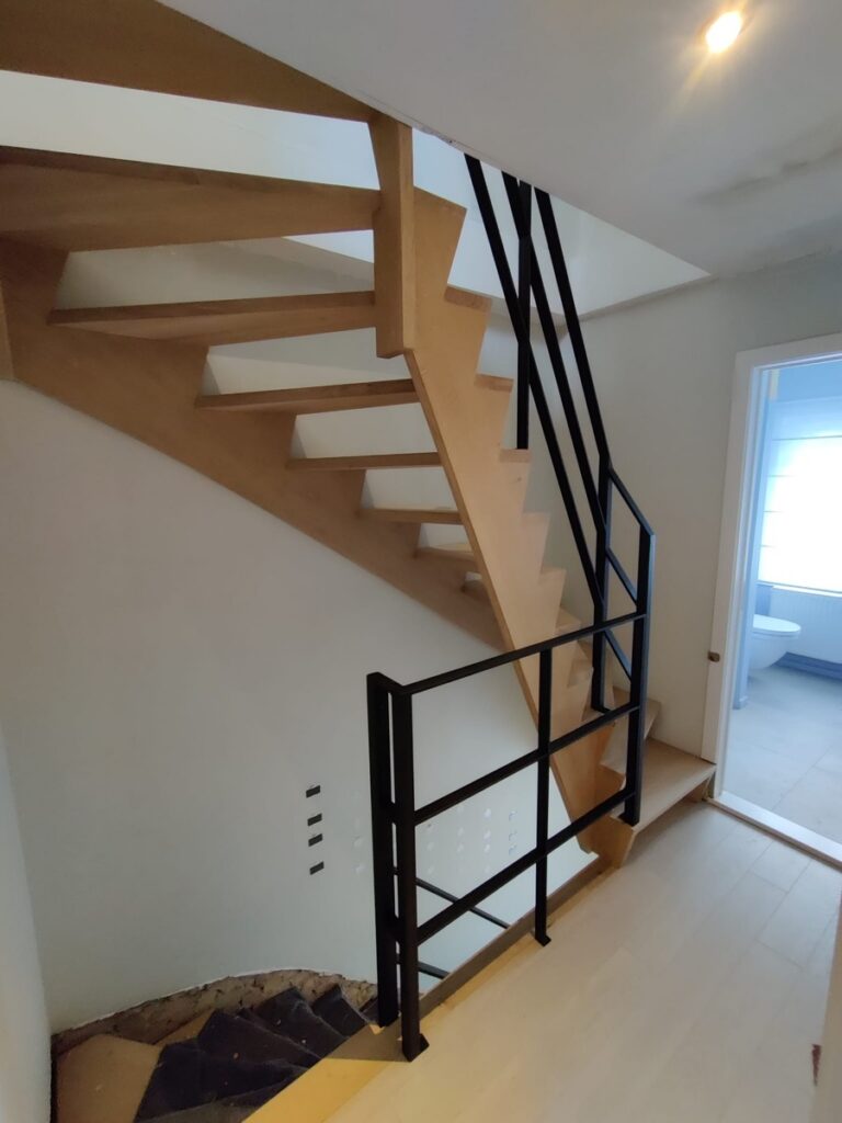houten trap,open trap,z-trap,z-vorm,op keepbomen,metalen balustrade,zwart gepoedercoat,schoten