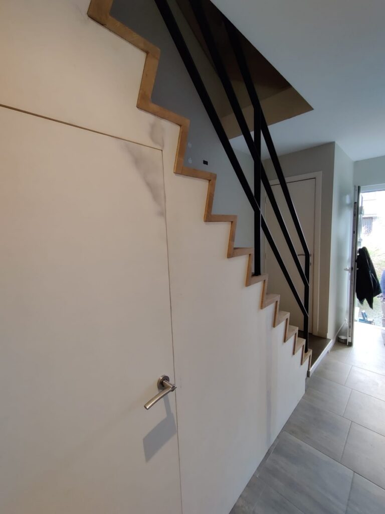 houten trap,open trap,z-trap,z-vorm,op keepbomen,metalen balustrade,zwart gepoedercoat,schoten