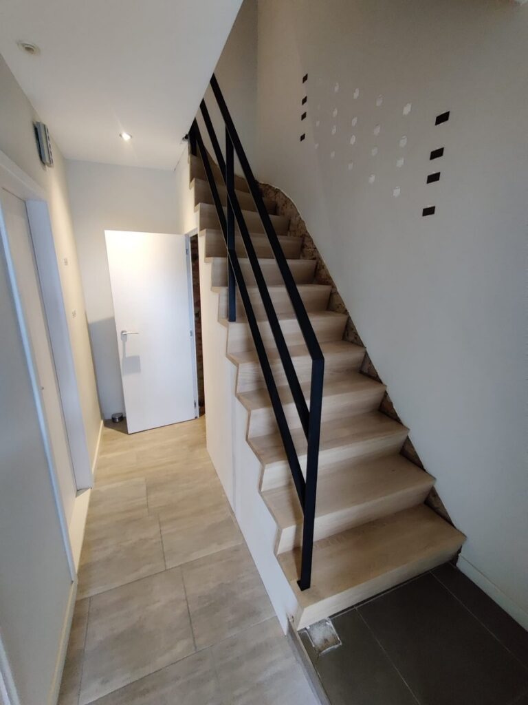 houten trap,open trap,z-trap,z-vorm,op keepbomen,metalen balustrade,zwart gepoedercoat,schoten