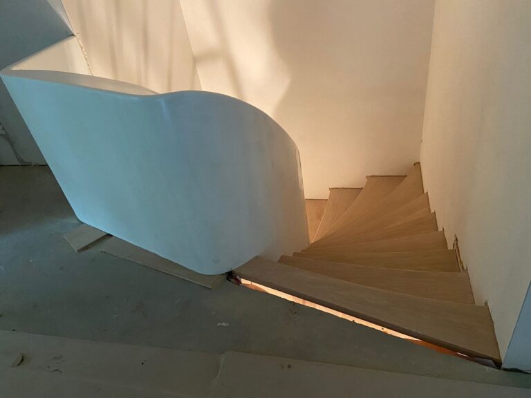 Ibiza trap,ibiza stijl,organische vormen,kunstwerk trap,witte leuning,blokleuning,Brasschaat, België