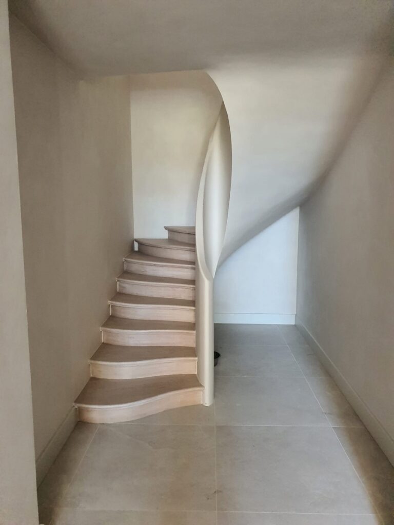 Ibiza trap,ibiza stijl,organische vormen,kunstwerk trap,witte leuning,blokleuning,Brasschaat, België