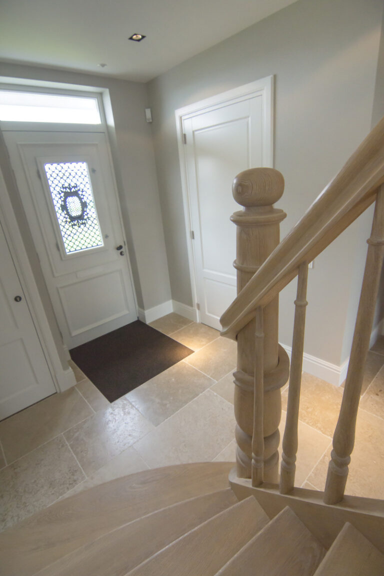 klassieke trap,houten trap,massief hout,Honselersdijk,Nederland