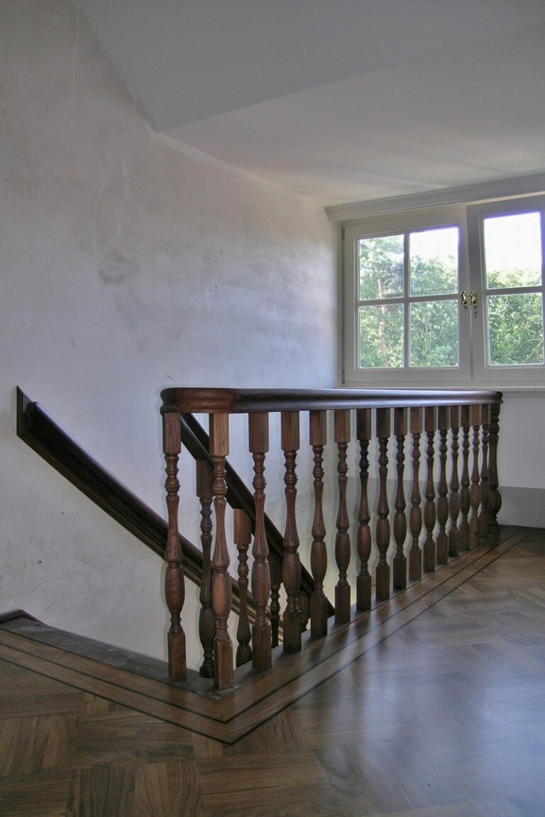 klassieke trap,houten trap,victoriaanse trap,victoriaanse stijl,Engelse stijl,notelaar trap,notenhout,notenhouten trap,Zeist,Nederland