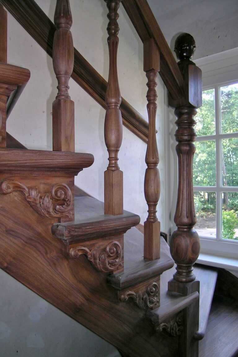 klassieke trap,houten trap,victoriaanse trap,victoriaanse stijl,Engelse stijl,notelaar trap,notenhout,notenhouten trap,Zeist,Nederland