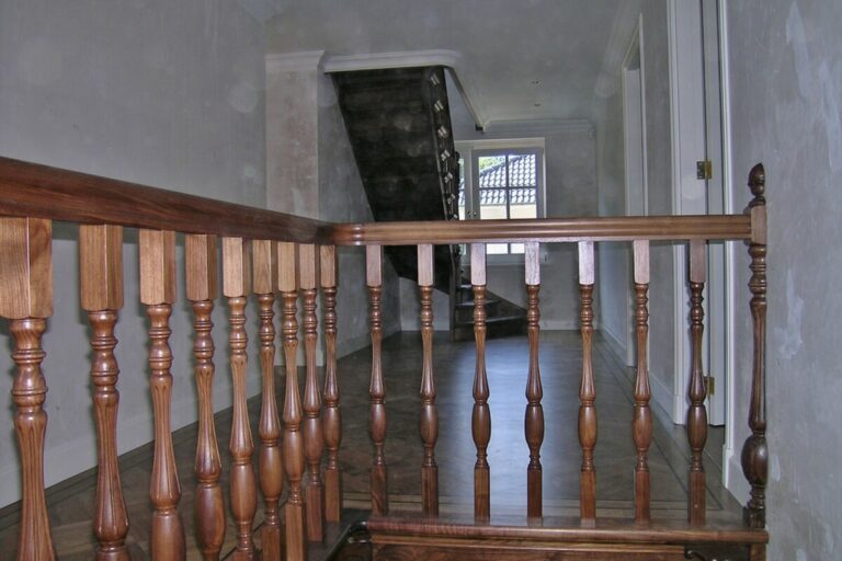 klassieke trap,houten trap,victoriaanse trap,victoriaanse stijl,Engelse stijl,notelaar trap,notenhout,notenhouten trap,Zeist,Nederland