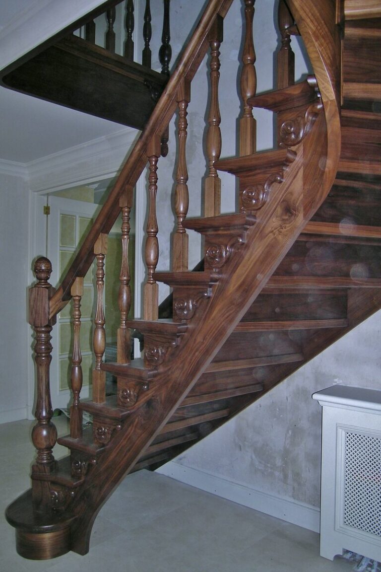 klassieke trap,houten trap,victoriaanse trap,victoriaanse stijl,Engelse stijl,notelaar trap,notenhout,notenhouten trap,Zeist,Nederland