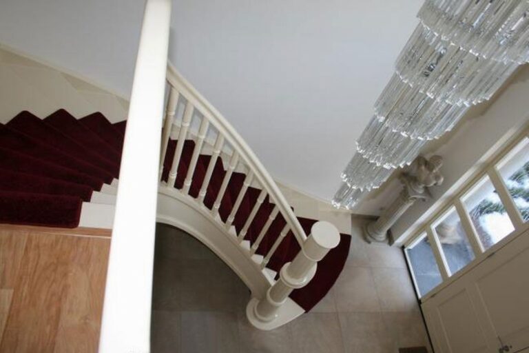 klassieke trap,houten trap,witte trap,wrongstukken,caneluren,rode loper,Oss,Nederland