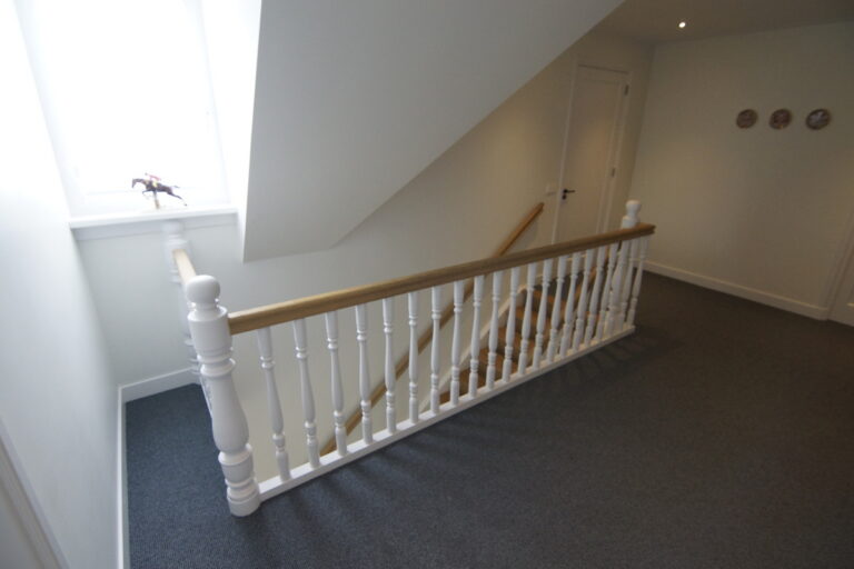 klassieke trap,houten trap,wit geschilderd,combinatie van witte trapdelen en houten treden,Kudelstaart,Nederland