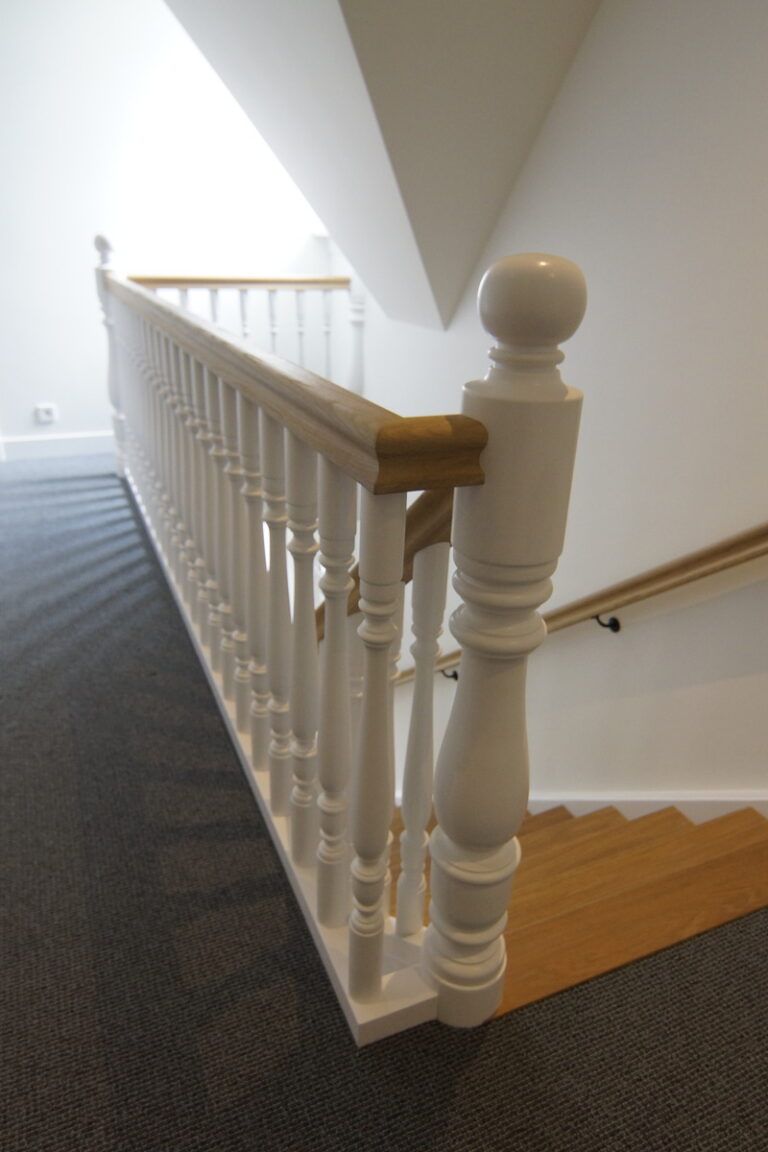 klassieke trap,houten trap,wit geschilderd,combinatie van witte trapdelen en houten treden,Kudelstaart,Nederland