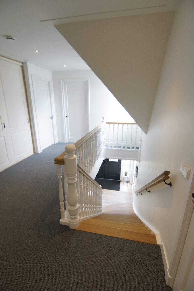 klassieke trap,houten trap,wit geschilderd,combinatie van witte trapdelen en houten treden,Kudelstaart,Nederland