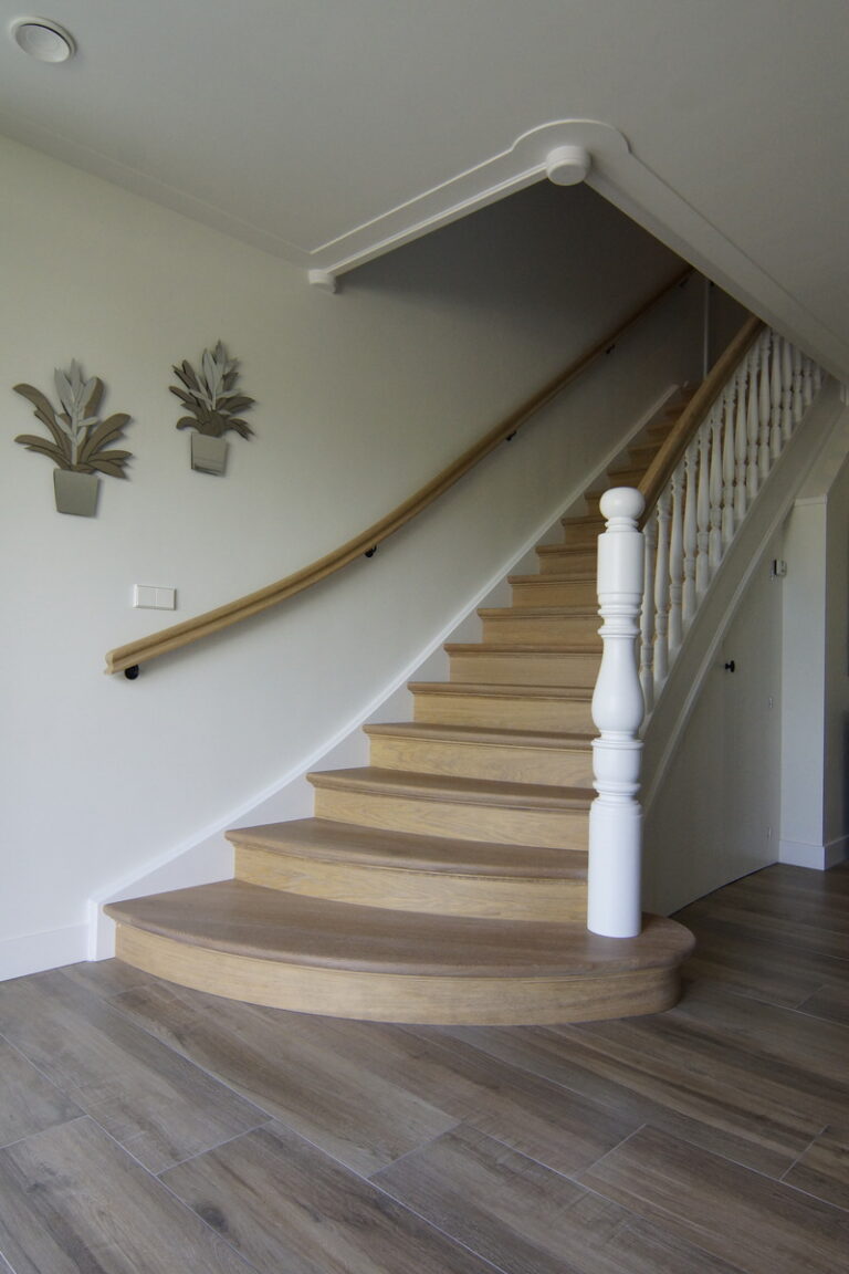 klassieke trap,houten trap,wit geschilderd,combinatie van witte trapdelen en houten treden,Kudelstaart,Nederland