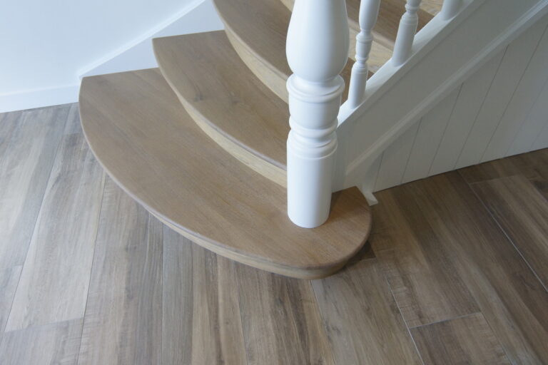 klassieke trap,houten trap,wit geschilderd,combinatie van witte trapdelen en houten treden,Kudelstaart,Nederland