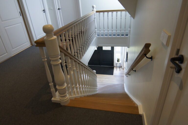 klassieke trap,houten trap,wit geschilderd,combinatie van witte trapdelen en houten treden,Kudelstaart,Nederland