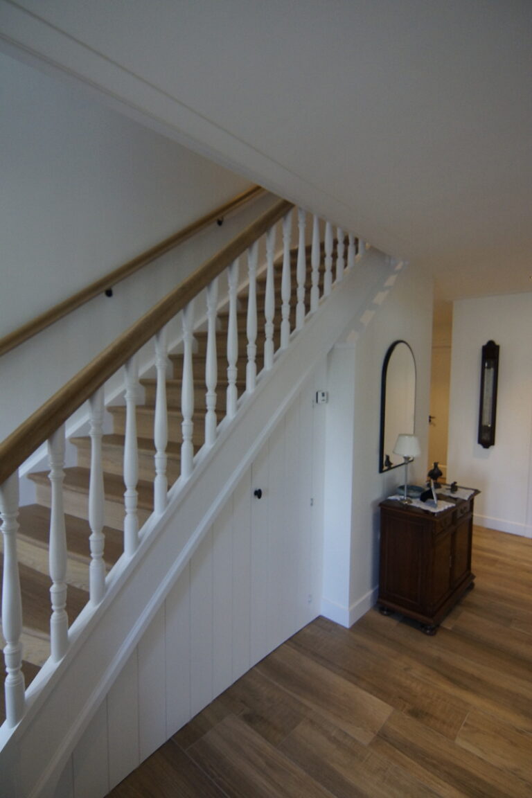klassieke trap,houten trap,wit geschilderd,combinatie van witte trapdelen en houten treden,Kudelstaart,Nederland