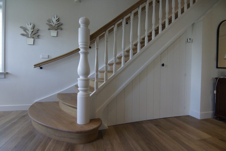 klassieke trap,houten trap,wit geschilderd,combinatie van witte trapdelen en houten treden,Kudelstaart,Nederland