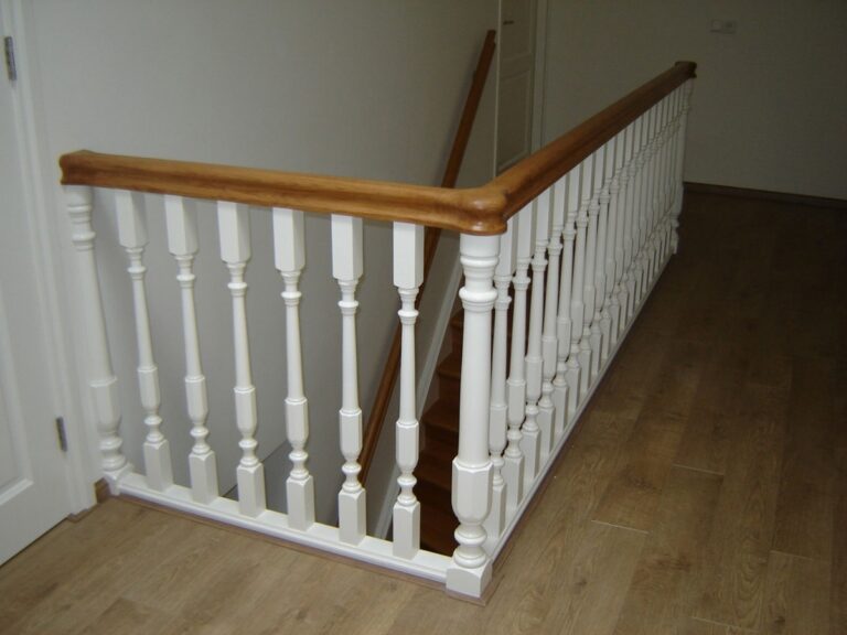 klassieke trap,houten trap,wit,geschilderd,Hoeven,Nederland