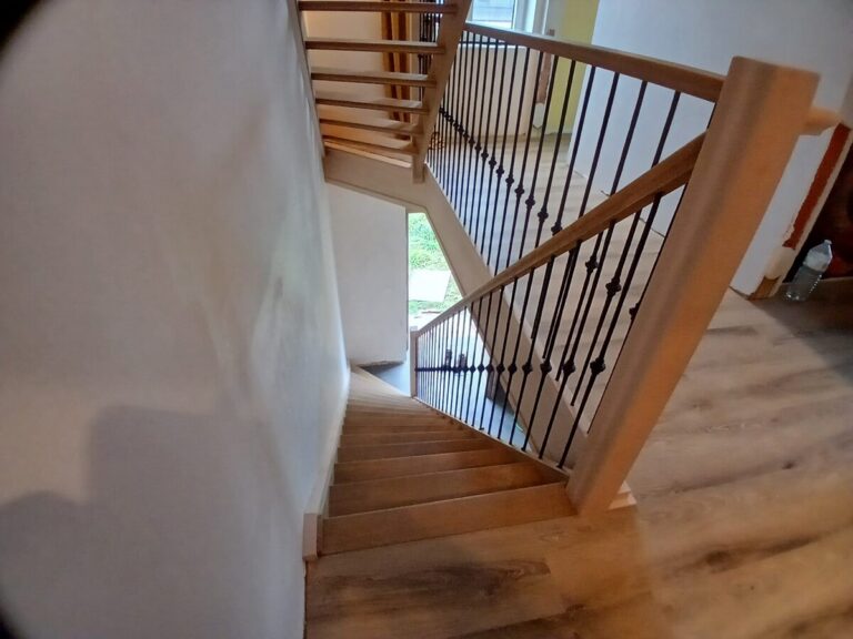 landelijke trap,houten trap,smeedijzeren trapspijlen,trappenmaker,rijkevorsel