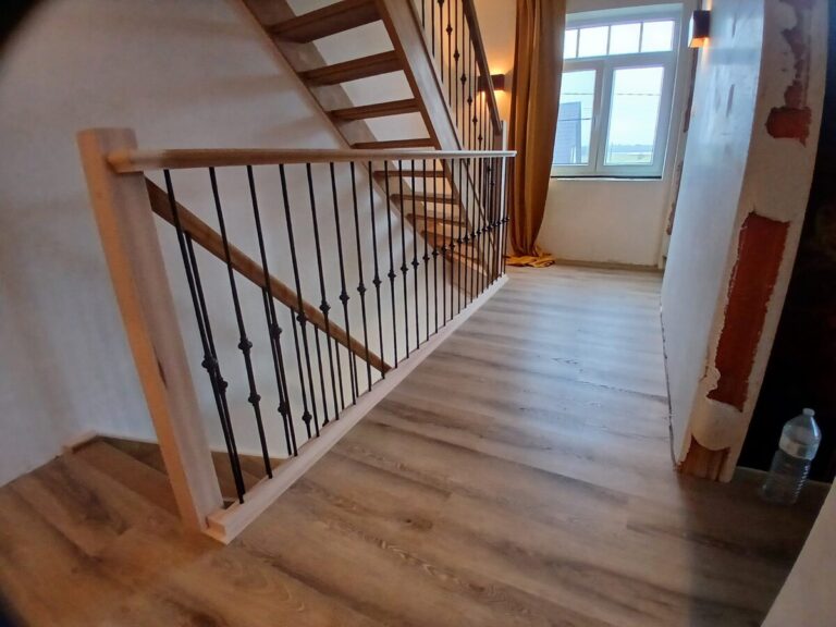 landelijke trap,houten trap,smeedijzeren trapspijlen,trappenmaker,rijkevorsel