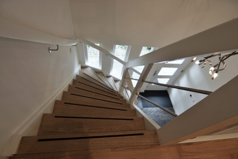 moderne trap,Ulvenhout,Breda, Nederland,detailfoto van de eiken treden met anti-slip en de balustrade met RVS (inox)