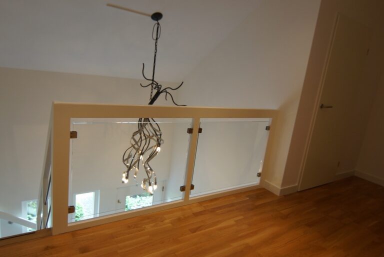 moderne trap,houten trap,Ulvenhout,Breda,Nederland, zicht op de overloop,de verdieping,met wittte beuken balustrade met glazen wandpaneel
