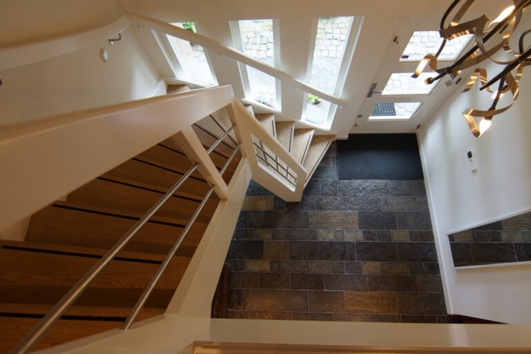 moderne trap,houten trap,eiken trap,treden geborsteld,robuust,glazen balustrade,RVS (inox) spijlen evenwijdig met de handgreep van de balustrade,Ulvenhout,Breda,Nederland