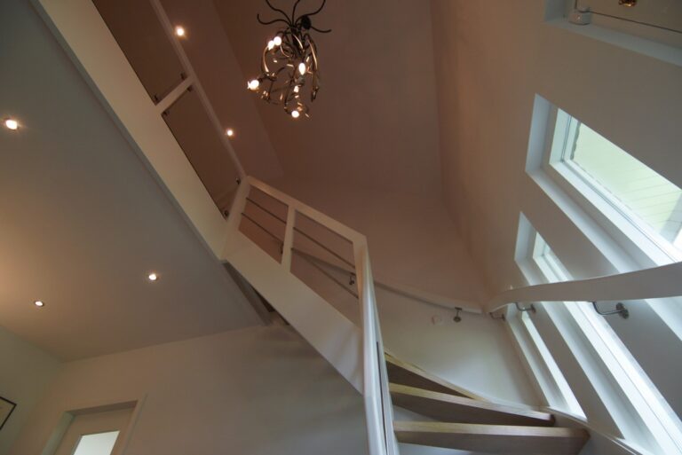 eiken trap,treden geborsteld,robuust,glazen balustrade,Ulvenhout,Breda,Nederland,foto in kikvorsperspectief, van het bestijgen van de trap,zicht op de treden van deze open trap en de witte beuken balustrade met RVS en glas op de overloop,ook de witte houten muurgreep aan de kant van de muur