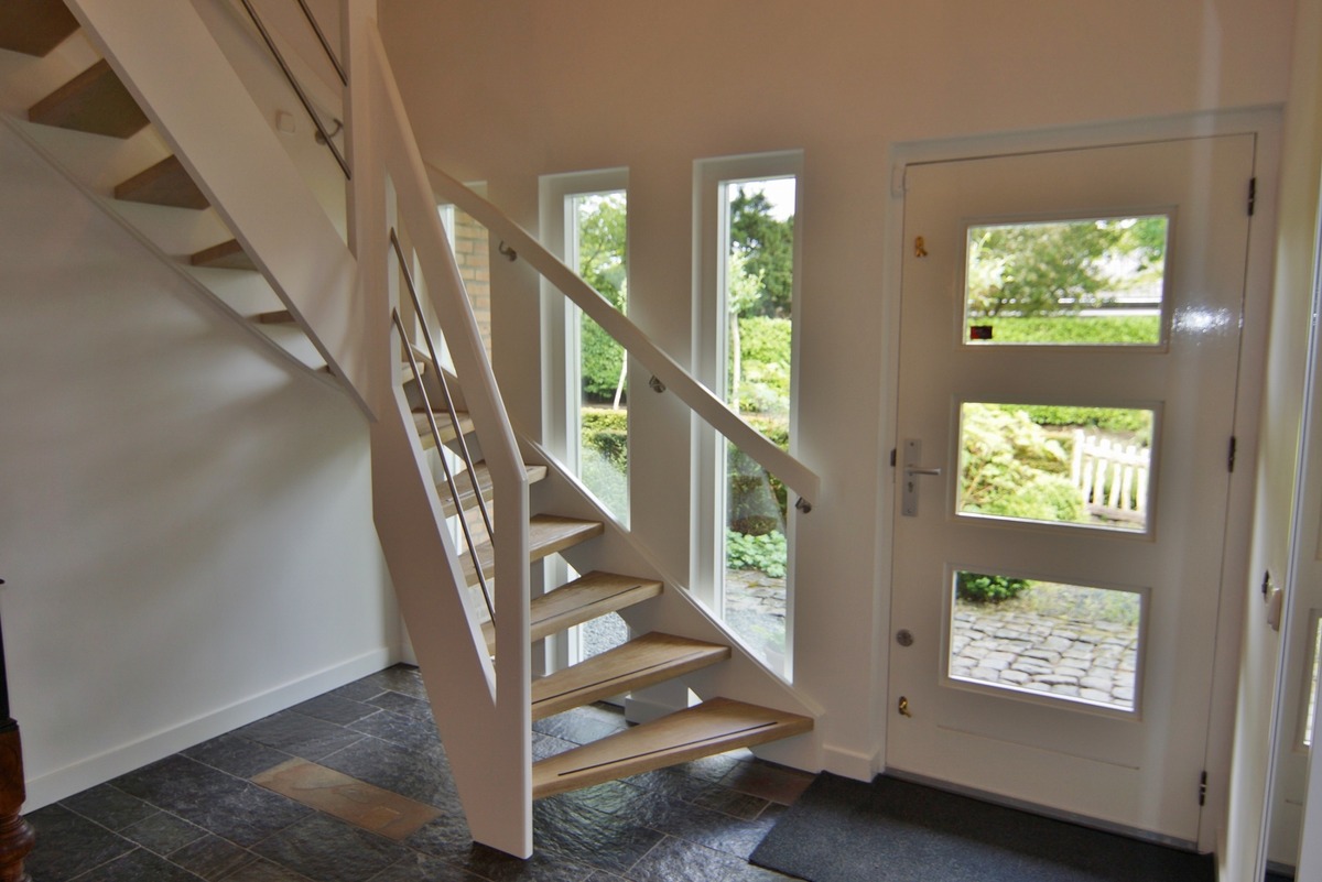 moderne trap,houten trap,eiken trap,treden geborsteld,robuust,glazen balustrade,Ulvenhout,Breda,Nederland
